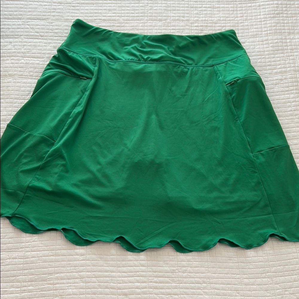 Green scallop athletic skirt